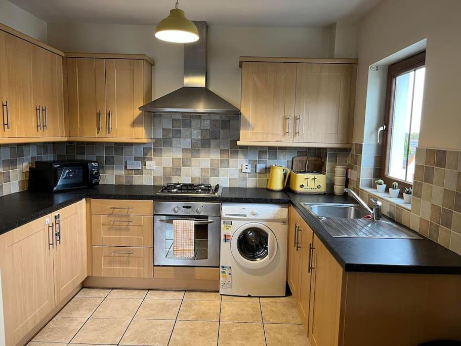 Lovely 2 Bedroom Family Apartment In Newcastle Newcastle  Bagian luar foto